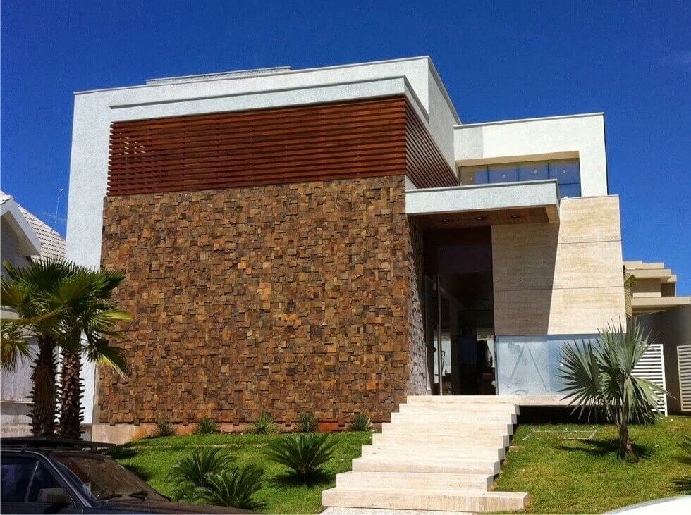 Trabalhada em pedra