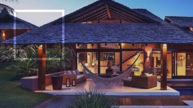 Fachada de casa com telhado aparente