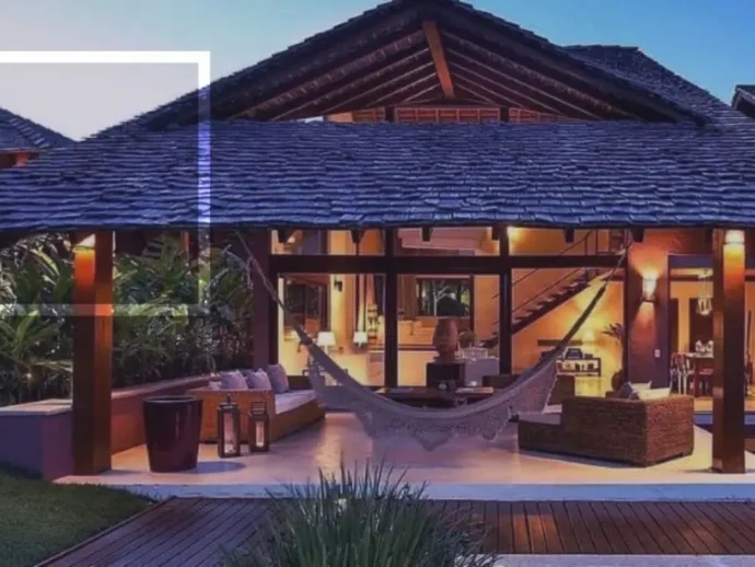 Fachada de casa com telhado aparente